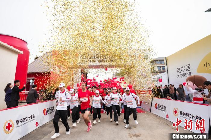 用脚步践行公益：晋中站红气球挑战赛汇聚千余