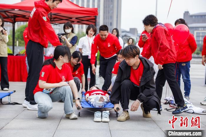 用脚步践行公益：晋中站红气球挑战赛汇聚千余