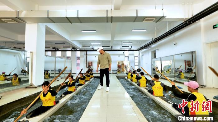 图为石家庄市第十三中学学生在荡桨室训
练。　卞鸿友 摄