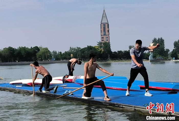 图为教练在校正队员动作。　俱凝搏 摄