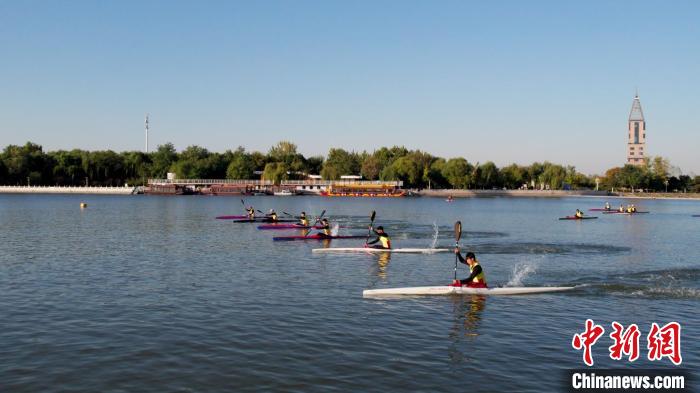 图为石家庄市第十三中学学生在进行皮艇训练。　卞鸿友 摄