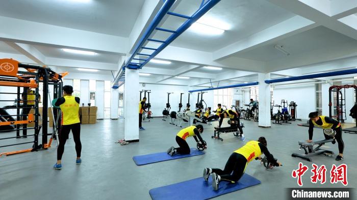 图为石家庄市第十三中学学生在健身房进行力量训练。　卞鸿友 摄