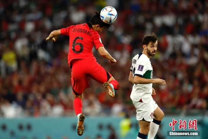 图为韩国队球员黄仁范(左)争抢头球。 中新社记者 富田 摄 图为韩国队球员黄仁范(左)争抢头球。 中新社记者 富田 摄