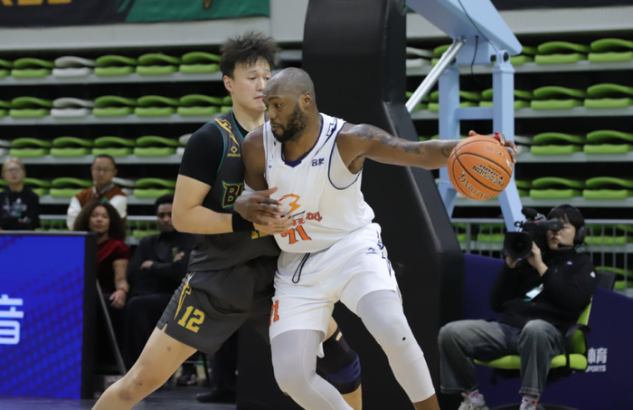 广东男篮瞄准NBL外援麦考伊补强内线