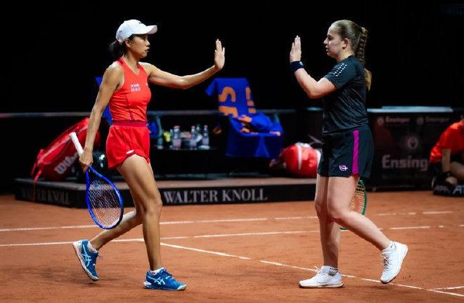 张帅搭档奥斯塔彭科晋级斯图加特站女双决赛 冲