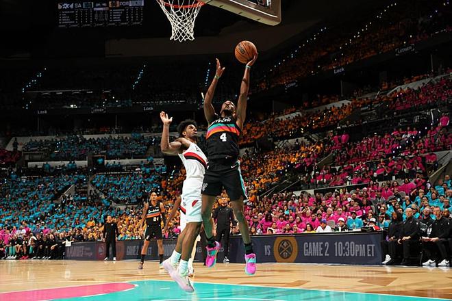 马刺大胜开拓者 福克斯17+5+8助球队开门红