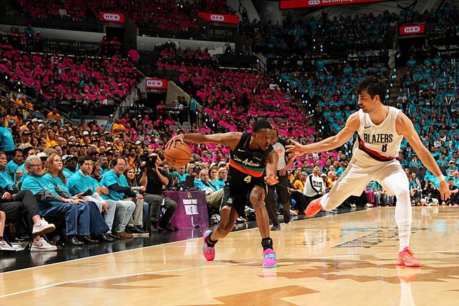 马刺大胜开拓者 福克斯17+5+8助球队开门红