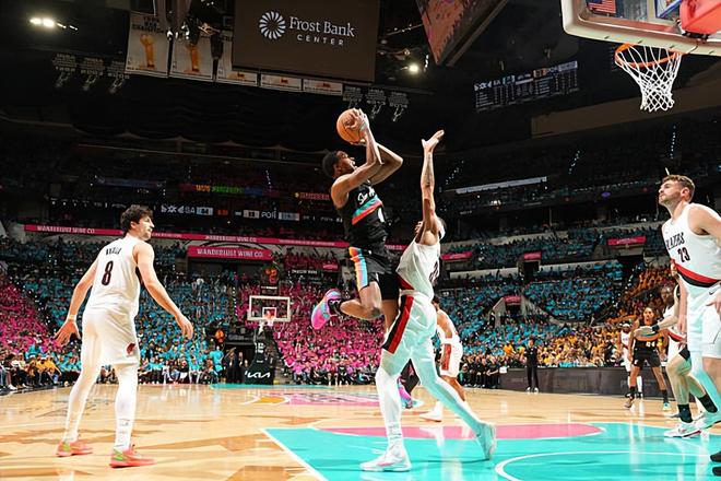 马刺大胜开拓者 福克斯17+5+8助球队开门红