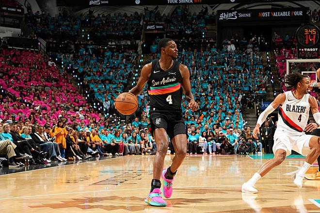 马刺大胜开拓者 福克斯17+5+8助球队开门红