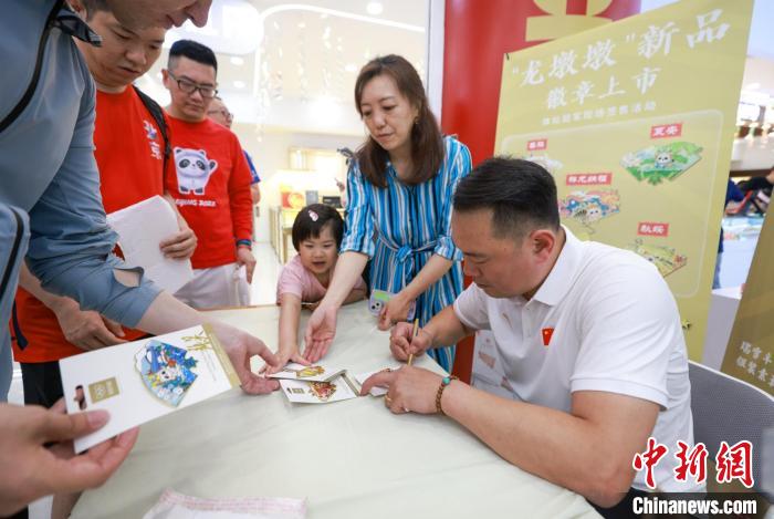 龙墩墩五款徽章在北京王府井工美大厦正式上市